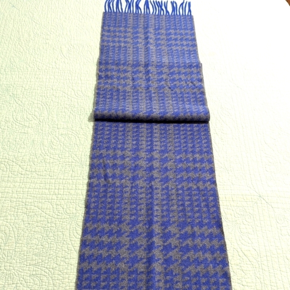 Bloomingdales Blue and Gray Houndstooth 100% Cashmere Scarf - Picture 12 of 14